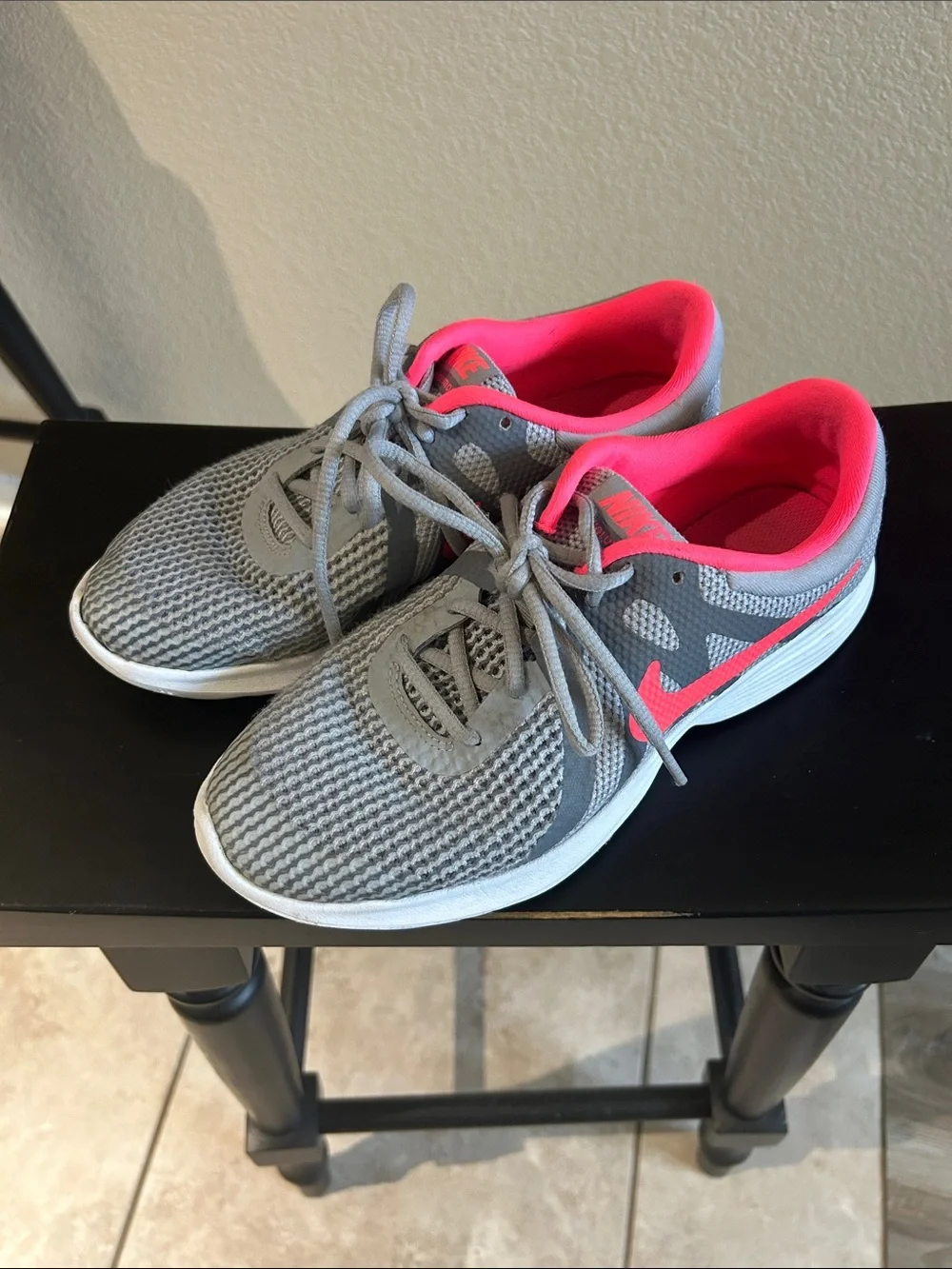Kids Nike Grey and Pink Athletic Sneakers 6.5y/7.5w